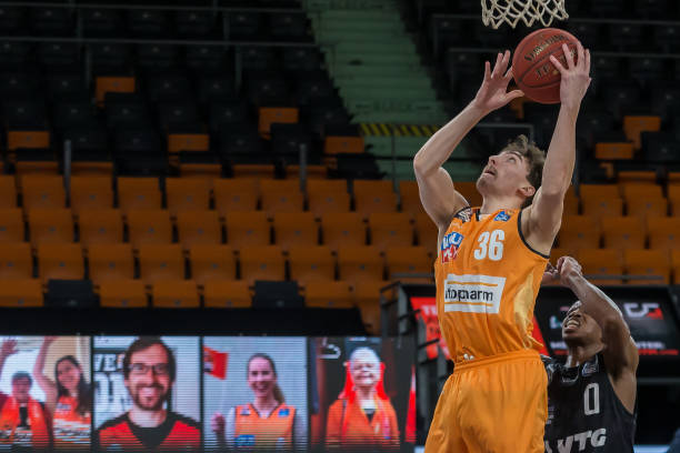 球次数居英 球次数居英